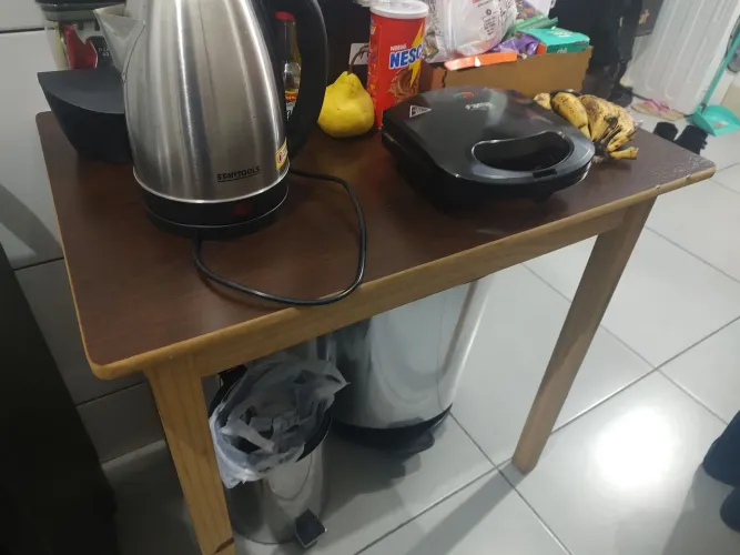 Mesa com 2 cadeiras de madeira