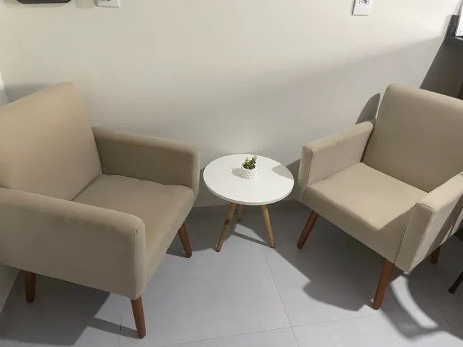 Vendo Poltronas + Mesa de Apoio Redonda