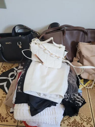 Lote de roupas e vestidos e bolsas