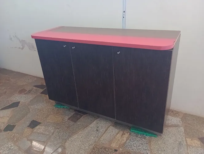 Balcão Comercial de MDF Amadeirado e Rosa com Passa-Cabos