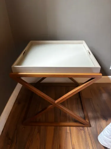 Mesa quadrada de madeira com bandeja removível