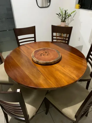 Mesa redonda com texto giratório