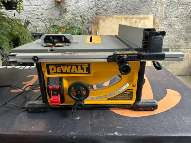 Serra Circular de Bancada Elétrica Dewalt 220V 2000w 10" DW7492-B2 para Madeira.