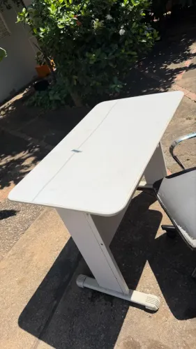 Mesa de escritorio em otimo estado 100x60 (cadeira vai de brinde)