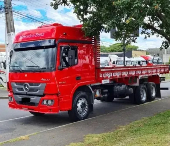 MB Atego 2425 Vermelho 2011 Carroceria 9,5m 