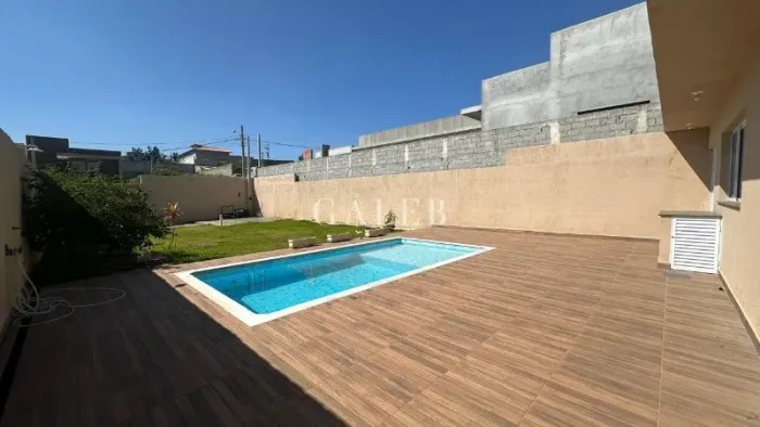 Casa em Condomínio à Venda em Atibaia-SP: 1 Quarto, 1 Suíte, 1 Sala, 6 Vagas de Garagem, 3