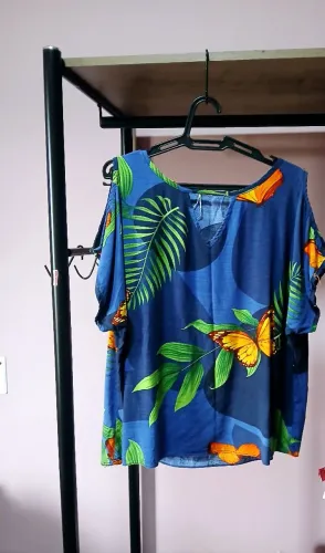 Blusa azul borboleta