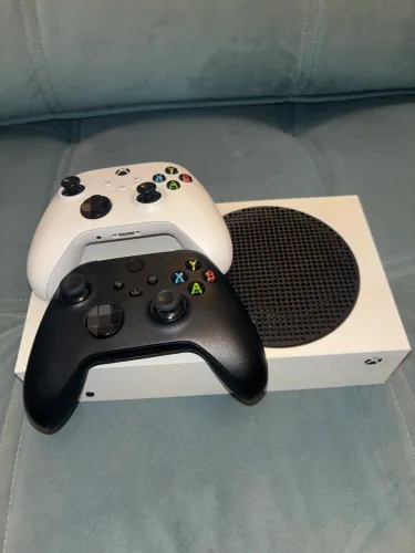 Xbox série s semi novo + 2 controles