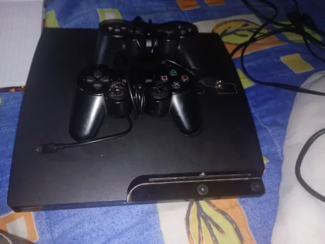 Ps3 slim desbloqueado hen 4.93 dois controles já vem com jogos para jogar
