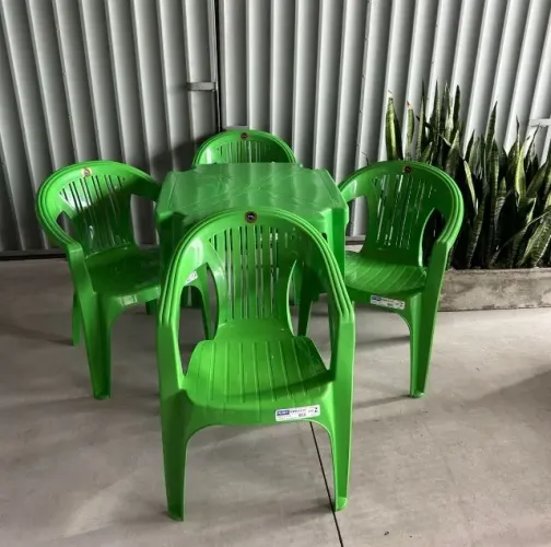 Cadeira Plástico Poltrona com Mesa 70x70cm 