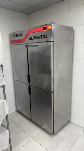 Refrigerador Comercial Vertical de 4 Portas (Mini Câmara) da marca Refrimate