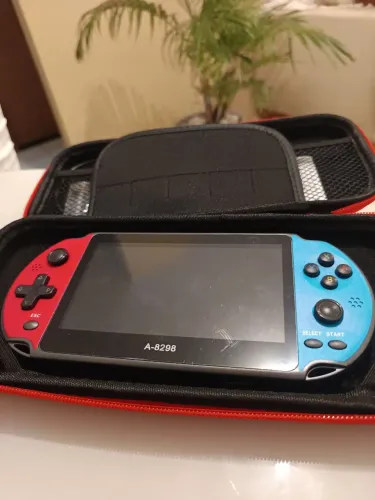 Videogame Portátil com 10 mil jogos.