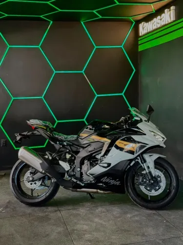 KAWASAKI ZX-4R BRANCA 2026