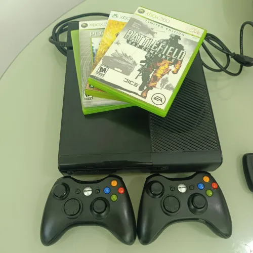 Xbox 360 + 5 jogos + 2 controles