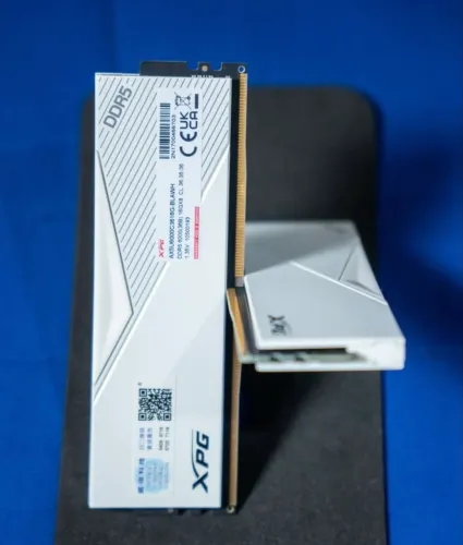 1x Memória RAM 16gb DDR5 6000Mhz Adata XPG Lancer