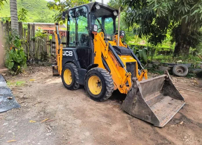 Retroescavadeira Jcb 1CX 2012 parcelada 