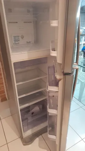 Geladeira eletrolux com água na porta