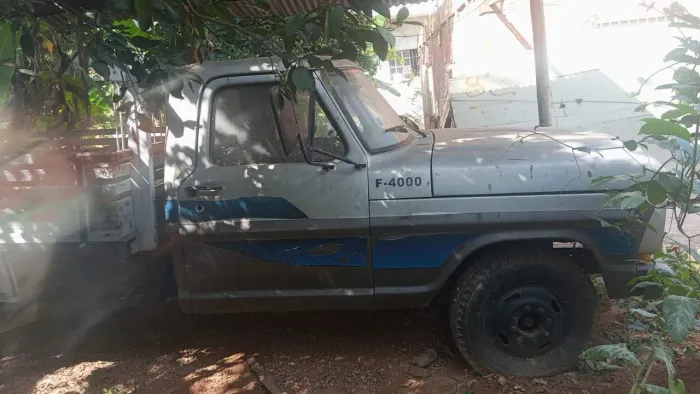 Caminhão F4000