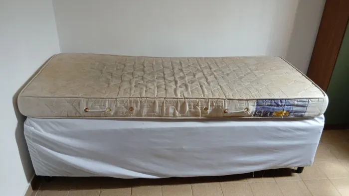 cama e colchão de solteiro