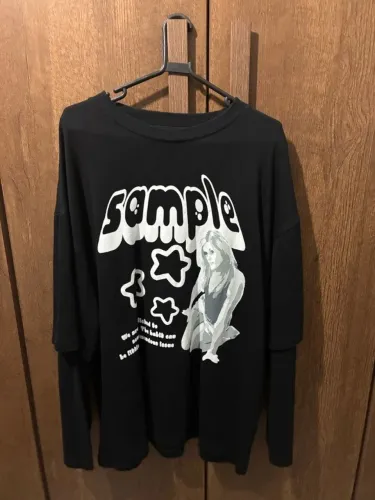 camiseta boxy sample qca preta manga comprida
