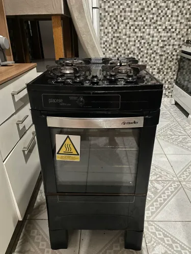 Fogão 4 bocas preto com tampa de vidro