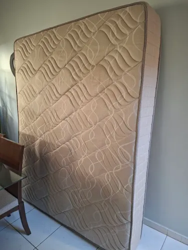 Vendo Colchão Queem semi novo