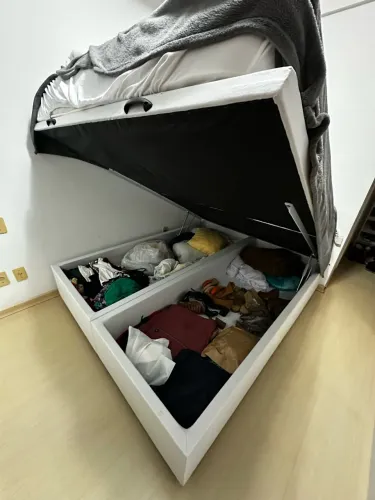 Cama king size box baú com colchão.