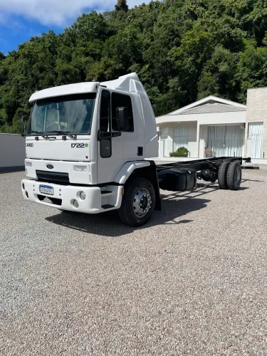 Cargo 1722 (chassi longo) extremamente impecável