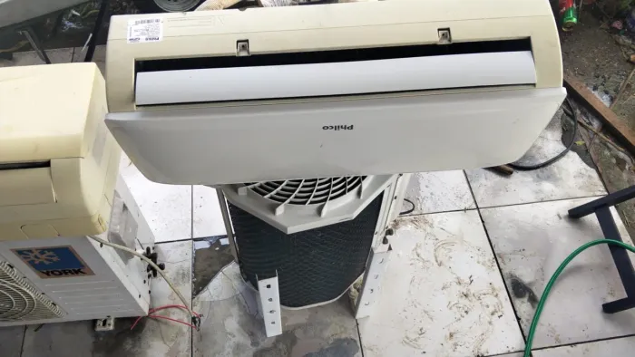 Dois ar split um Philco 12 mil btus e outro York 18 mil btus