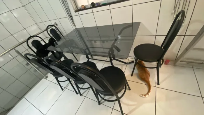 Mesa de Jantar 6 Cadeiras - Tampo de Vidro Fumê e Estrutura Preta