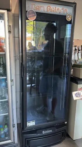 VENDE-SE CERVEJEIRA GELOPAR PRETA