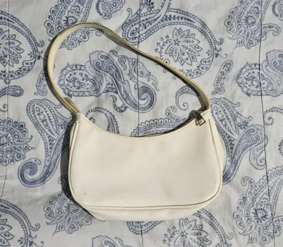 Bolsa Baguete Branca feminina (com detalhes)