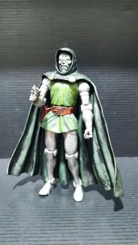 Dr.Doom Marvel Legends TOY BIZ