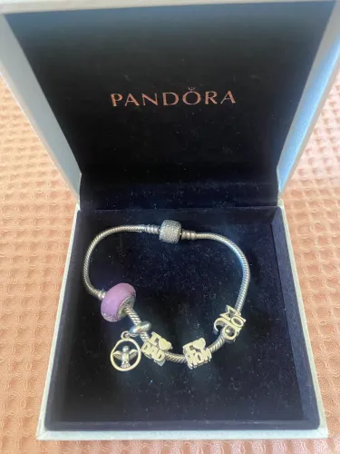 pulseira original pandora com 5 berloques vivara, acompanha caixa original