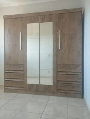 Guarda-Roupa Casal 4 Portas com Espelhos - Excelente Estado