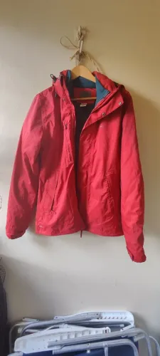 Jaqueta vermelha impermeável Quechua