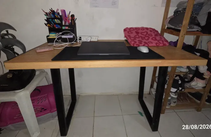 MESA DE MADEIRA COM BASE DE AÇO CARBONO ESTILO INDUSTRIAL