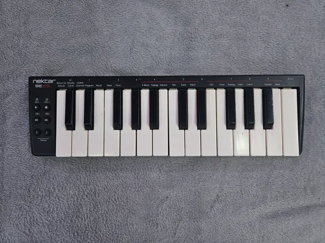 Teclado MIDI Nektar SE25 (25 teclas)
