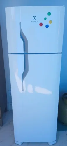 Vende-se uma geladeira electrolux 260L 10 meses de uso degelo Automático  1.700