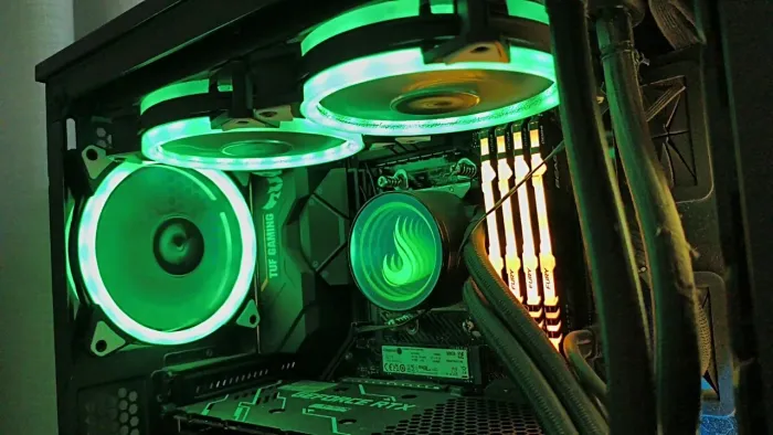 Computador gamer e monitor 240hz