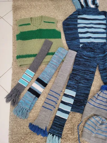 Conjunto de agasalho infantil( lã)+ touca e cachecol 