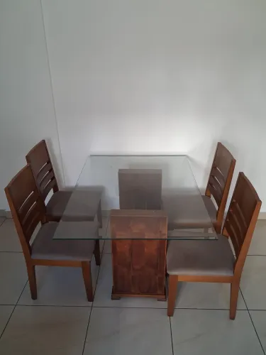 Mesa de Jantar com Tampo de Vidro + 4 Cadeiras - Excelente Estado