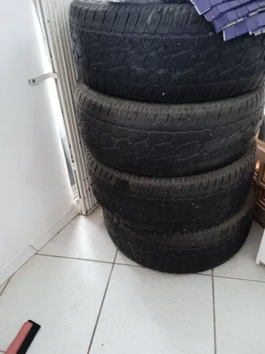 JOOGO DE 4 PNEU FORD RANGER SEMINOVO SENDO 1 STEPE 