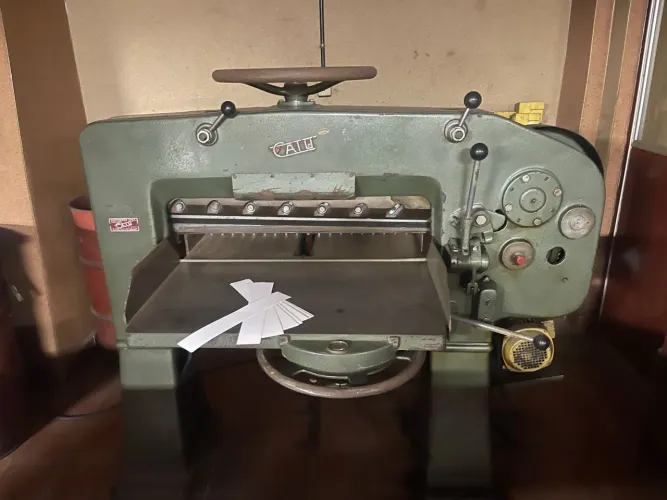 Guilhotina catu s-80 semi automática único dono