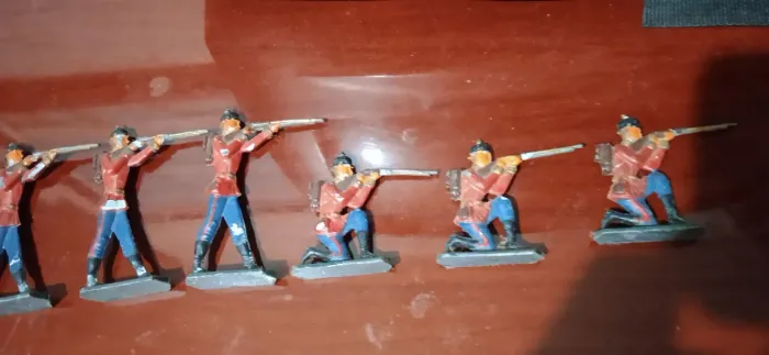 6 soldadinhos de chumbo