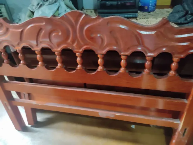 Cama de casal de madeira trabalhada