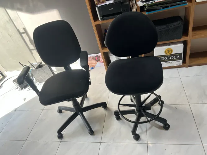 2 cadeiras escritório e caixa