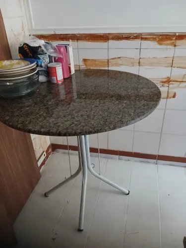 MESA PEQUENA DE PEDRA COM PÉ