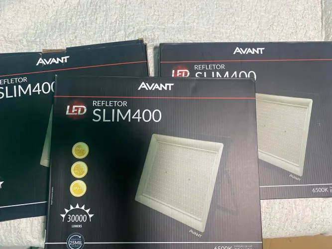 Três refletores de 400 watts