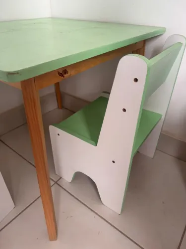 Mesa de desenhar infantil de madeira com 2 cadeiras